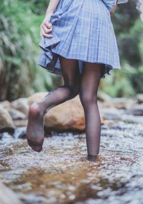 后进紧身牛仔裤翘臀美女视频_720高清视频播放